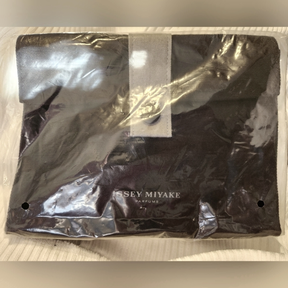 NIB Issey Miyake Black Toiletry Bag for Men Includes 50ml Pour Homme Shower Gel